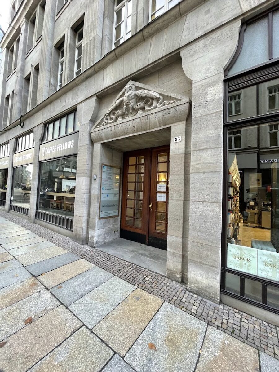 Gebäudeeingang – Praxisklinik Olena Urbach Leipzig